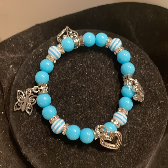 7.5” blue silver stackable stretch bracelets with 4 silver tone pendants - Picture 10 of 13